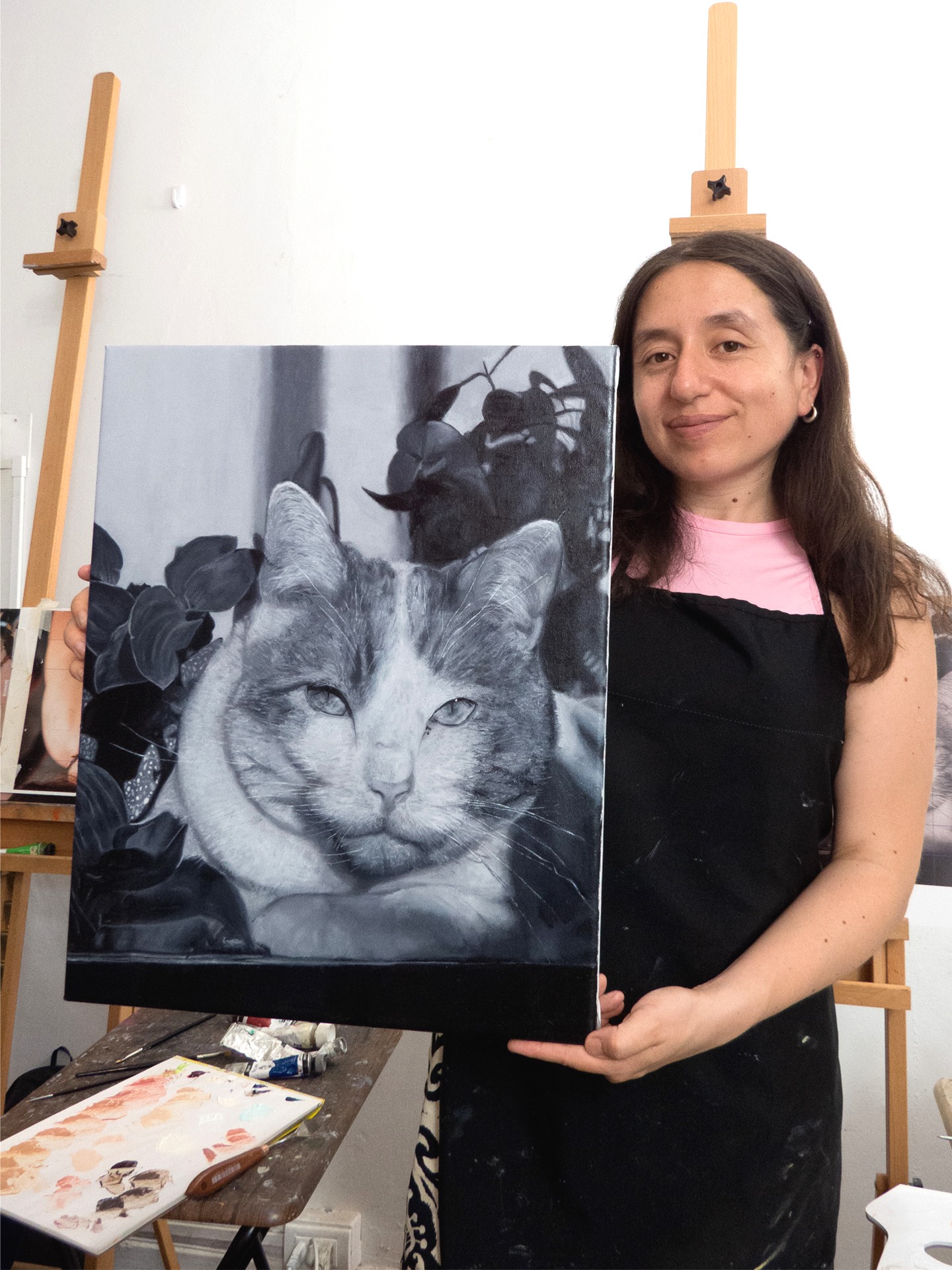 Alumna mostrando su pintura terminada